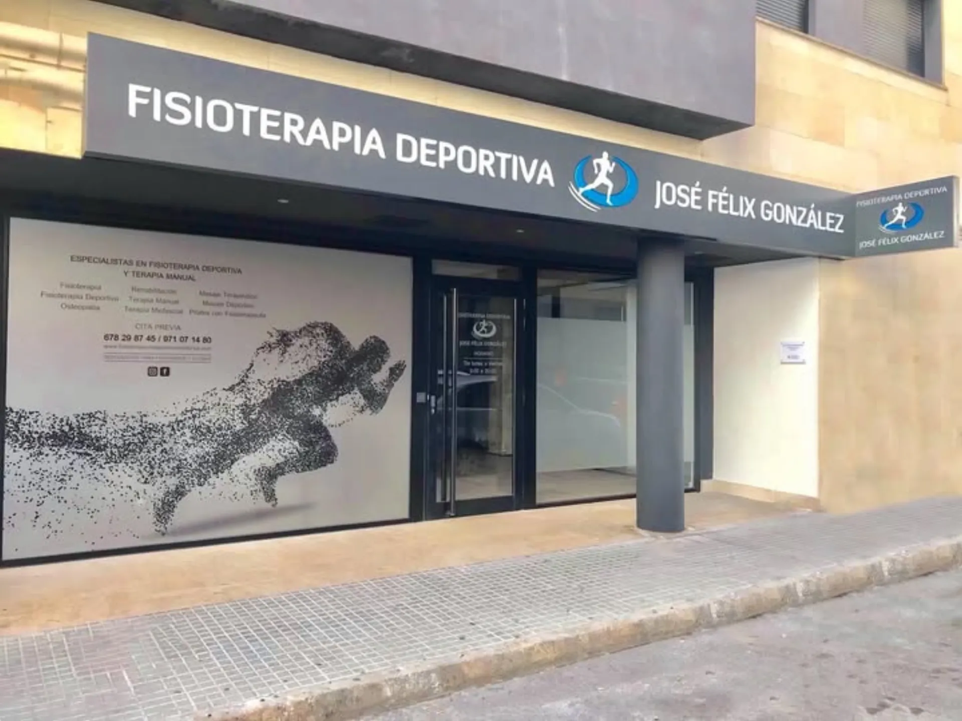 Fachada exterior de la clínica